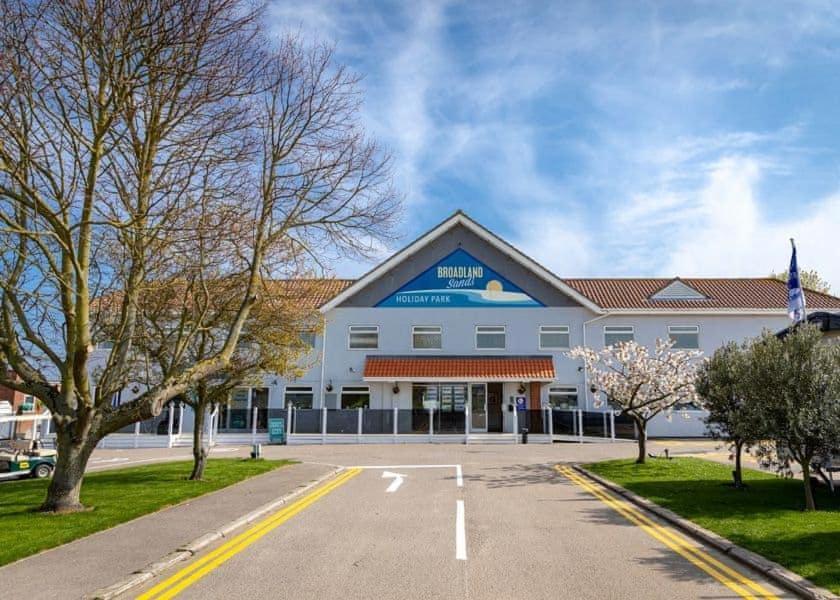 The Winchester Luxury Pet Friendly Caravan On Broadland Sands Holiday Park Between Lowestoft And Great Yarmouth Hotel Corton  Exterior photo