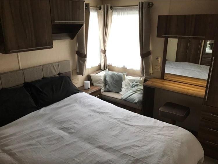 The Winchester Luxury Pet Friendly Caravan On Broadland Sands Holiday Park Between Lowestoft And Great Yarmouth Hotel Corton  Exterior photo