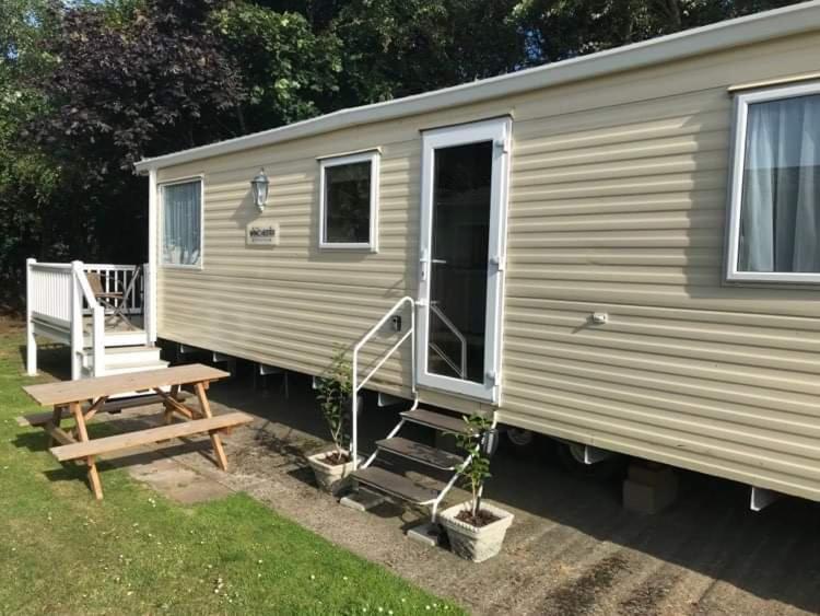 The Winchester Luxury Pet Friendly Caravan On Broadland Sands Holiday Park Between Lowestoft And Great Yarmouth Hotel Corton  Exterior photo